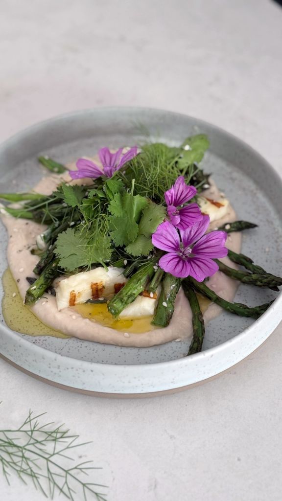 Insalata di asparagi fagioli e halloumi