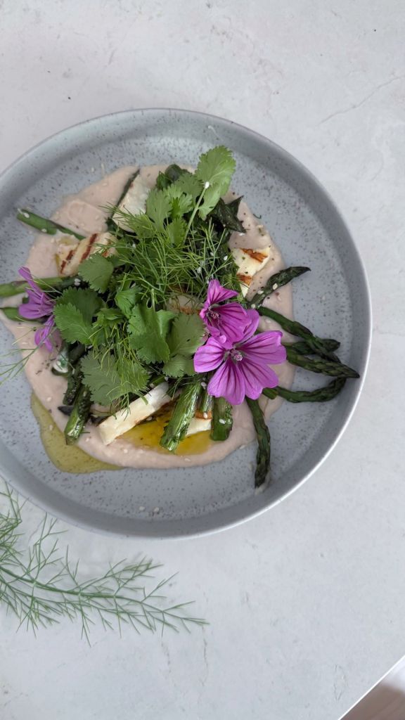 Insalata di asparagi fagioli e halloumi